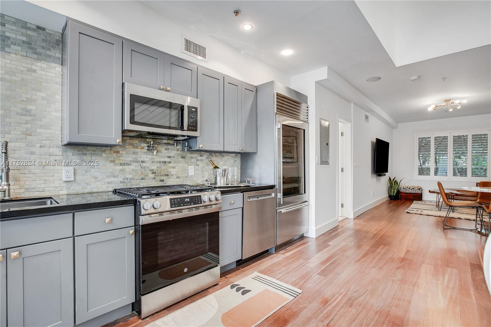 1025 Michigan Ave 1B