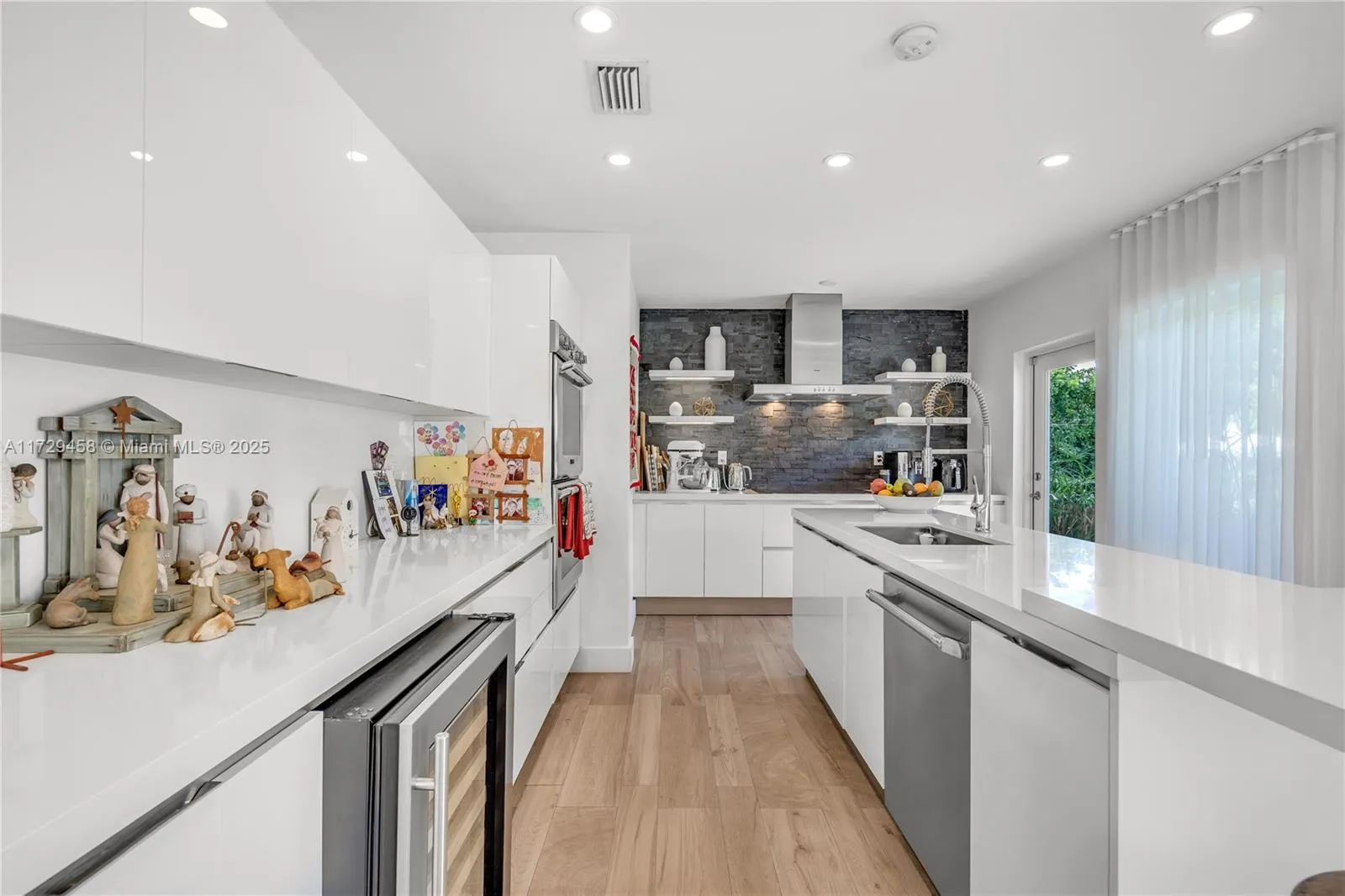 Miami, Florida 33133, United States, 3 Bedrooms Bedrooms, ,4 BathroomsBathrooms,Residential,Active,15973