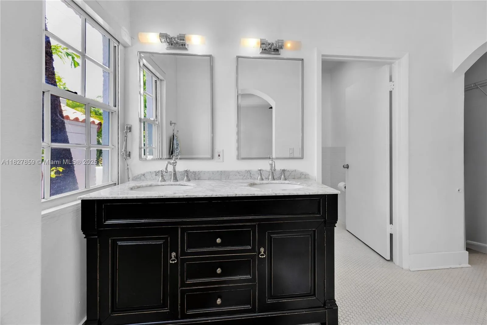 Coral Gables, Florida 33134, United States, 4 Bedrooms Bedrooms, ,4 BathroomsBathrooms,Residential,Active,157995