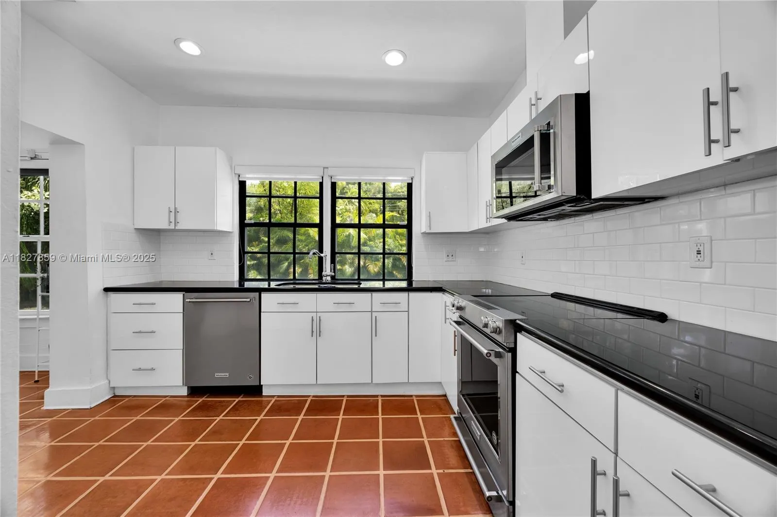 Coral Gables, Florida 33134, United States, 4 Bedrooms Bedrooms, ,4 BathroomsBathrooms,Residential,Active,157995