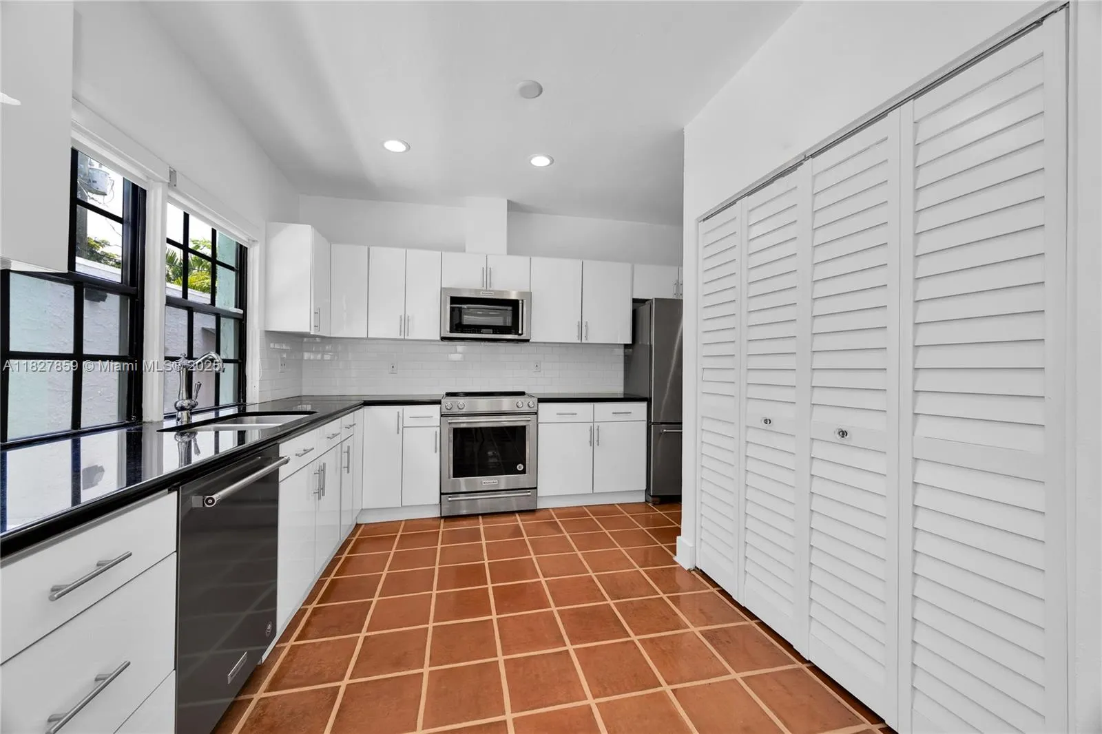 Coral Gables, Florida 33134, United States, 4 Bedrooms Bedrooms, ,4 BathroomsBathrooms,Residential,Active,157995