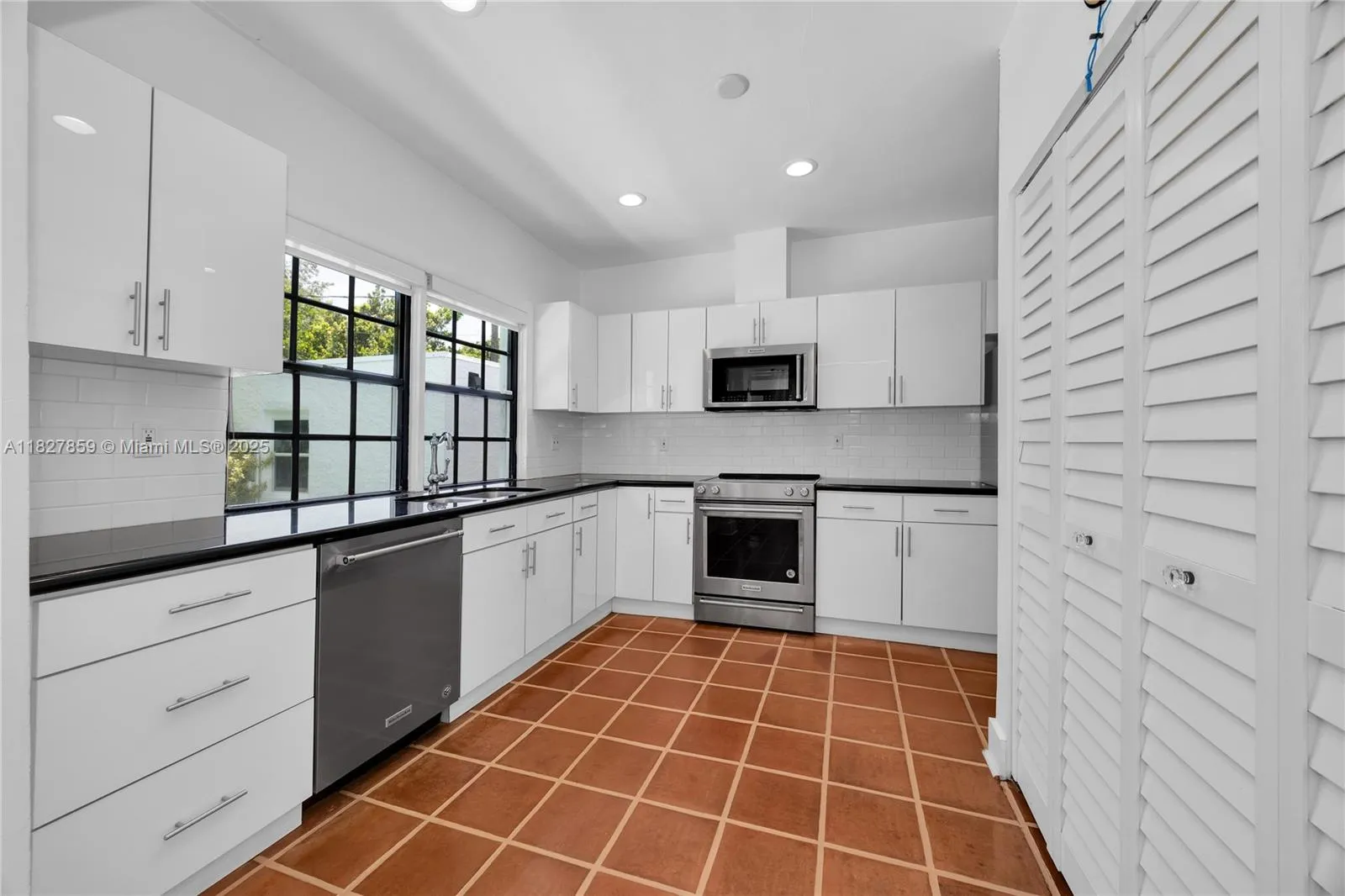 Coral Gables, Florida 33134, United States, 4 Bedrooms Bedrooms, ,4 BathroomsBathrooms,Residential,Active,157995