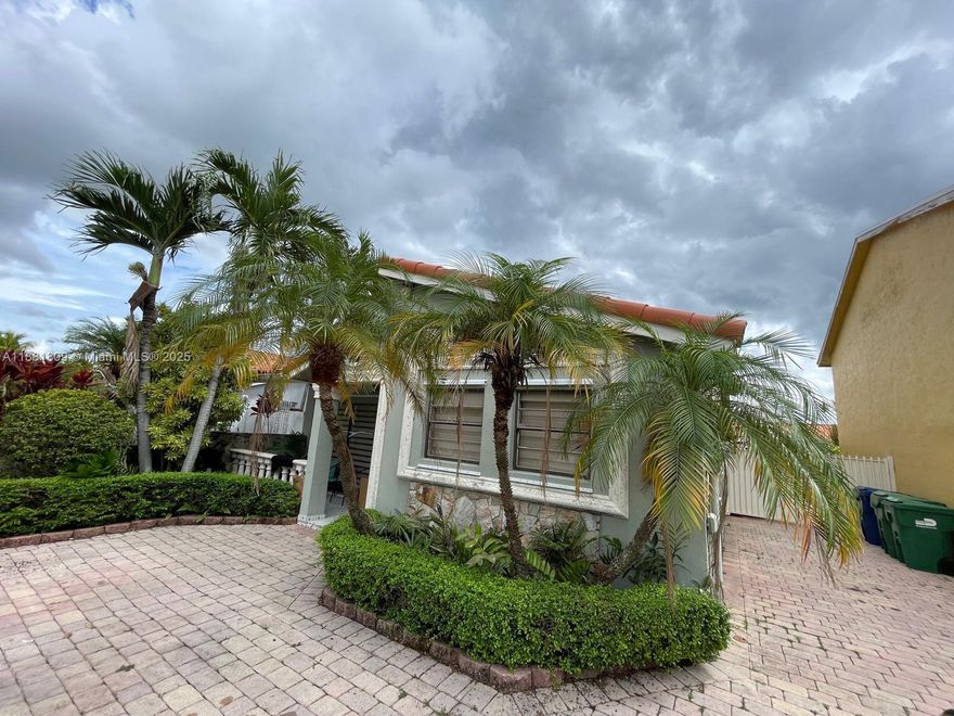 This three-bedroom, two-and-a-half-bathroom home perfectly combines location, privacy, and comfort. Its master bedroom on the first floor adds accessibility and convenience. Added to this is a spacious kitchen with brand-new stainless steel appliances, a pleasant wood-paneled living area, and a large terrace for the exclusive use of residents where they can enjoy absolute tranquility. The other two bedrooms on the second floor, plus the washer and dryer next to the kitchen on the ground floor, complete the amenities for any family.
