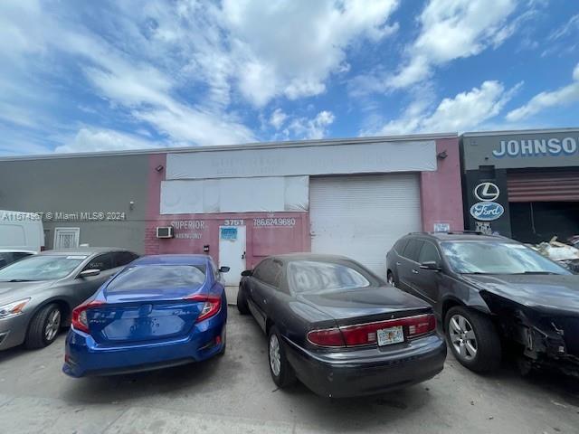 GREAT OPPORTUNITY THIS WAREHOUSE CAN BE USED FOR AUTO BODY SHOP !!!