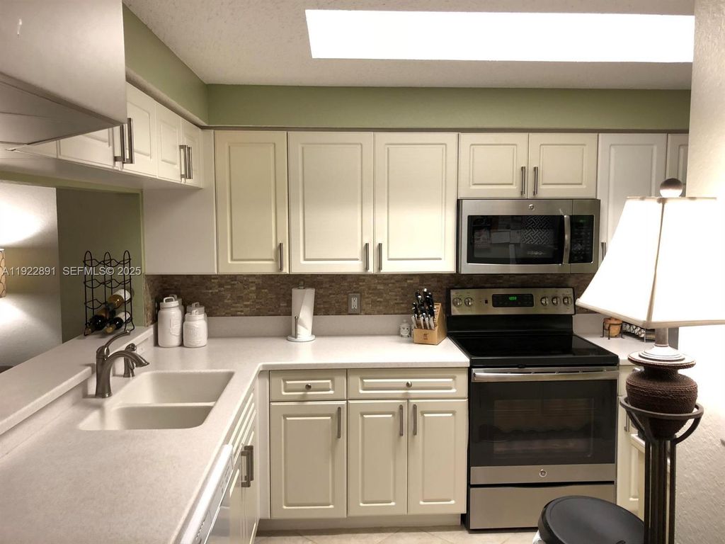 Photo of 3021 Alcazar Pl #203, Palm Beach Gardens, FL 33410 (MLS # A11922891)