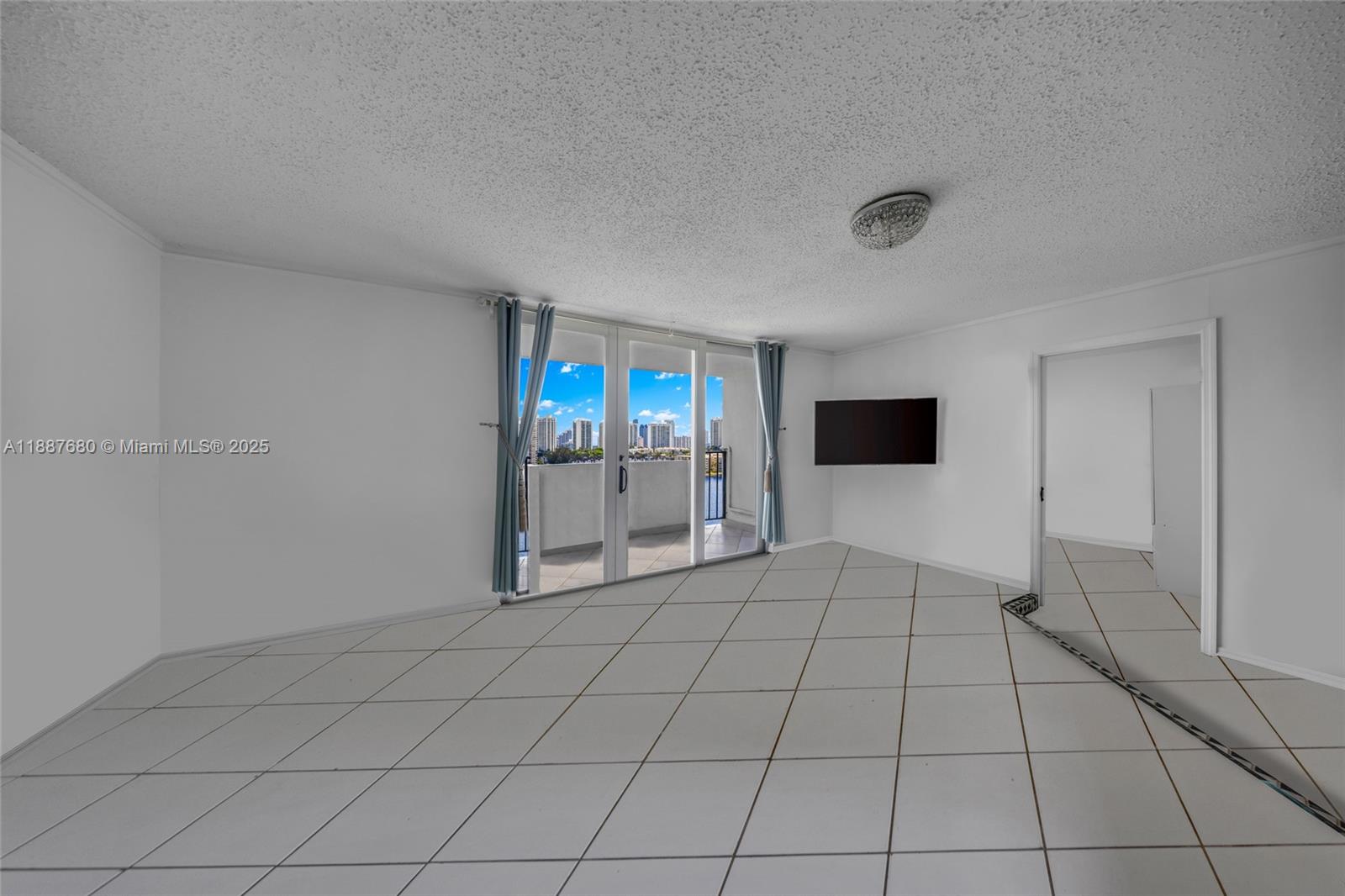 COMMODORE PLAZA CONDO - Residential