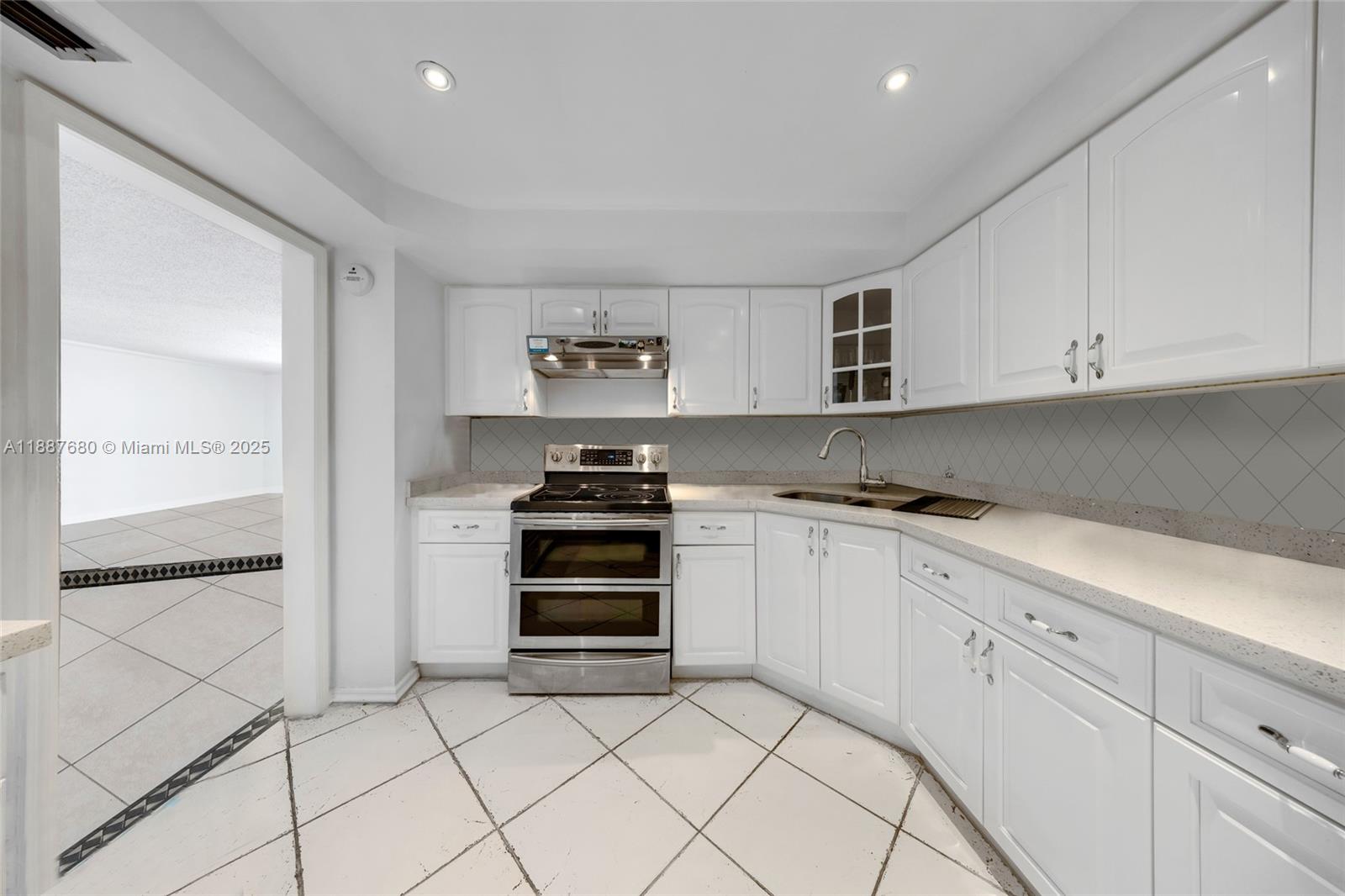 COMMODORE PLAZA CONDO - Residential