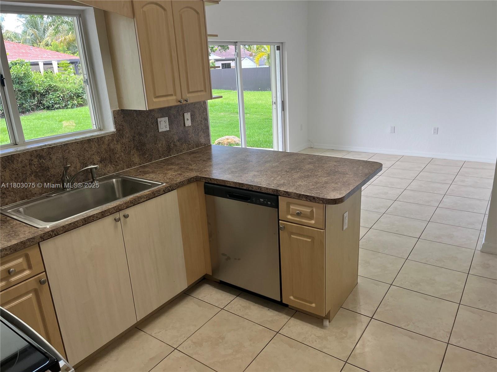 ESTATE MANSIONS - Residential Lease