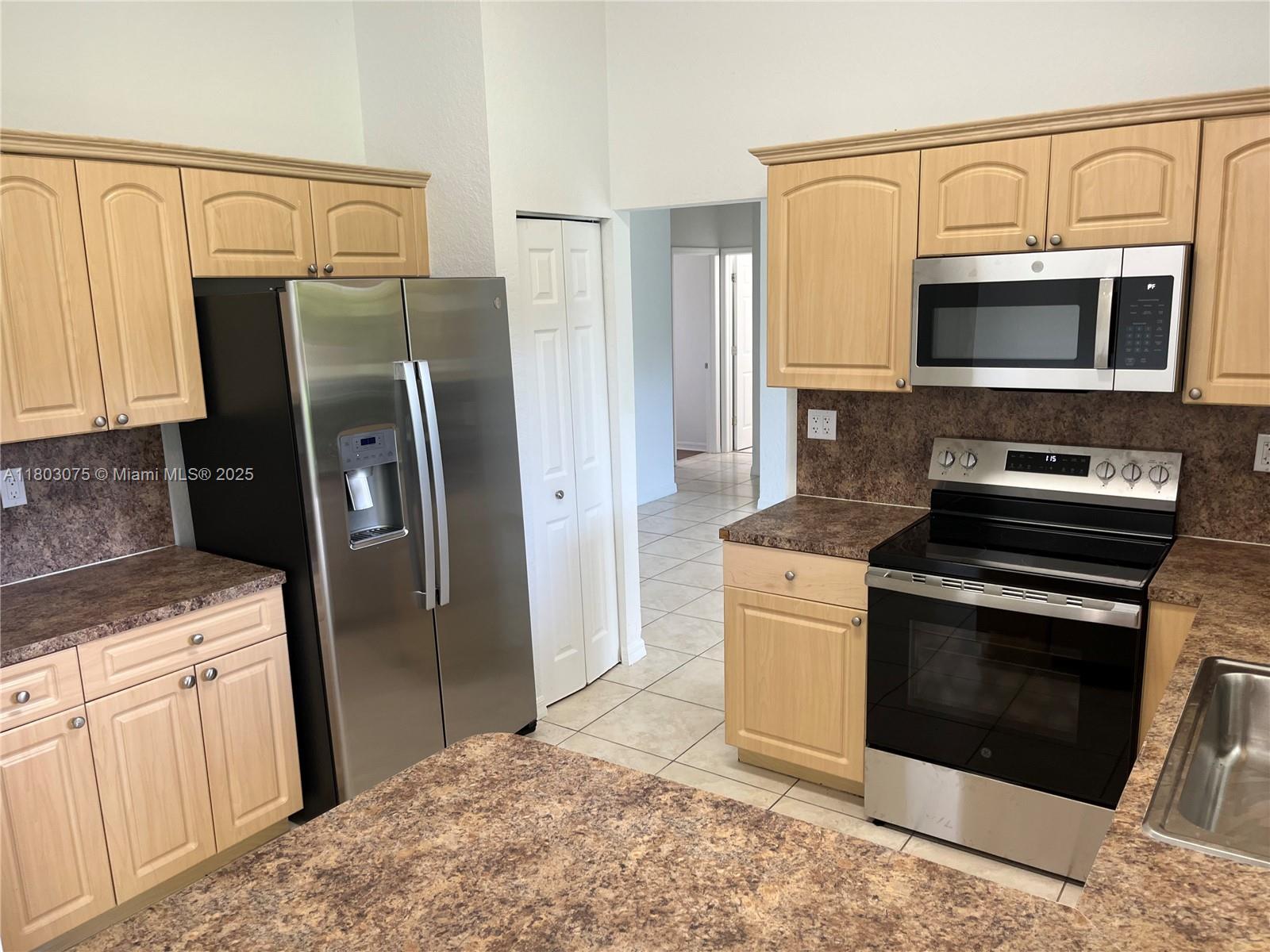 ESTATE MANSIONS - Residential Lease