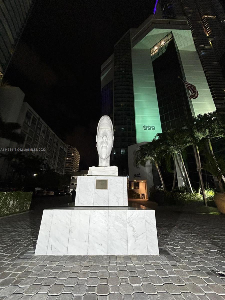 Amazing unit in office space for work located in Brickell Avenue, central location, a lot of natural light and a good opportunity to continue growing your business.