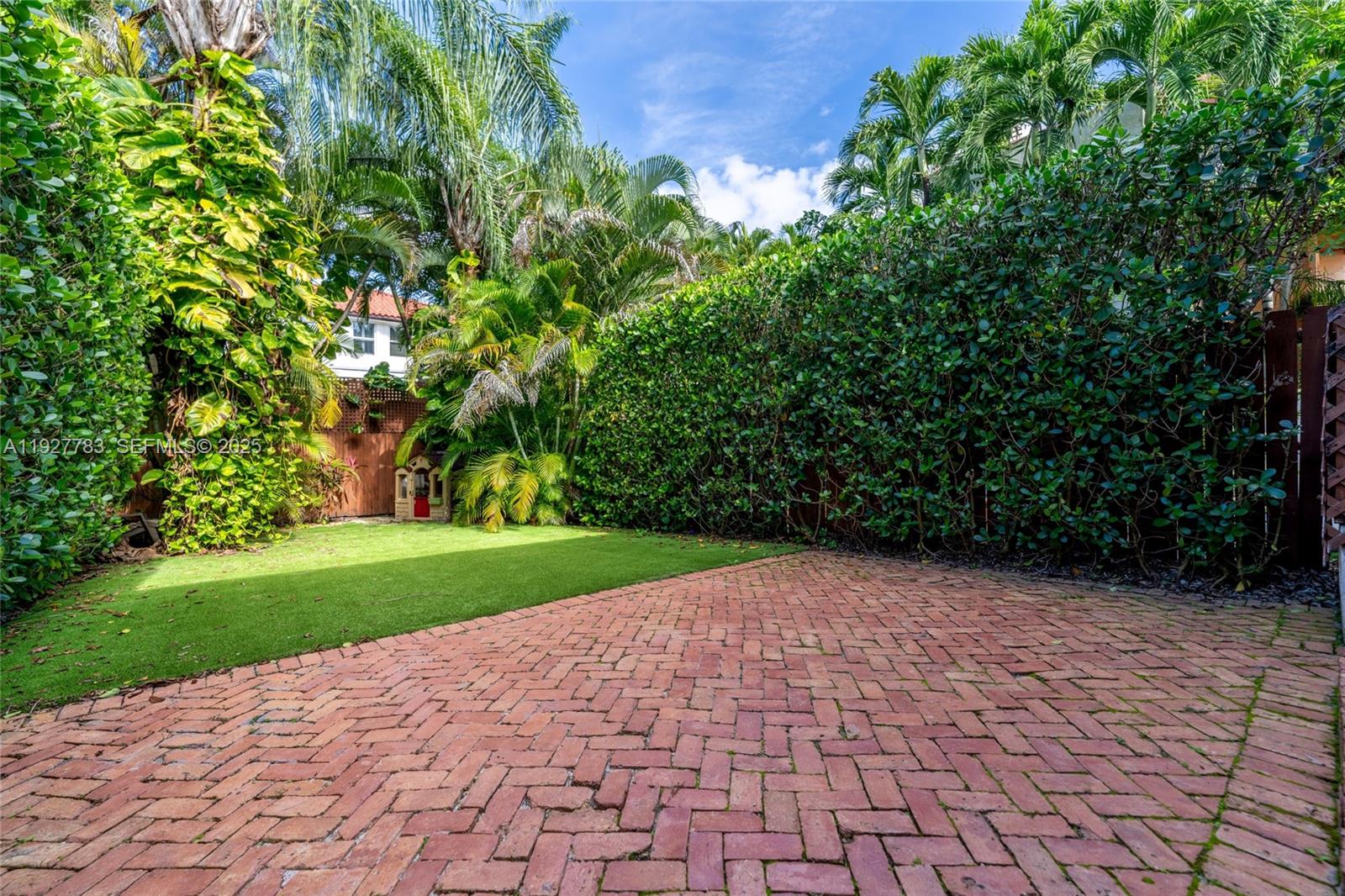 ORANGE POUNDS SUB OF PENT - Residential Lease