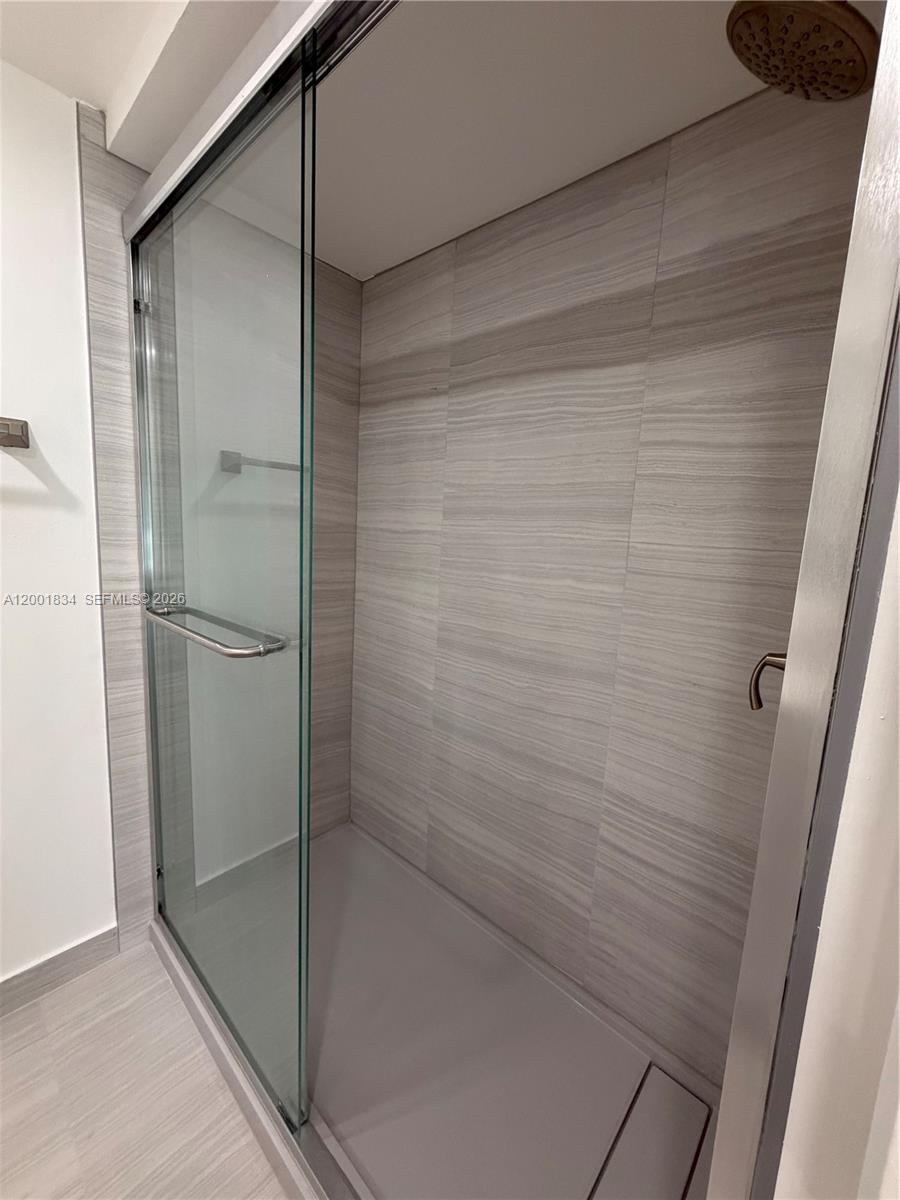 BUILDING SIX OF RACQUET C - Residential Lease