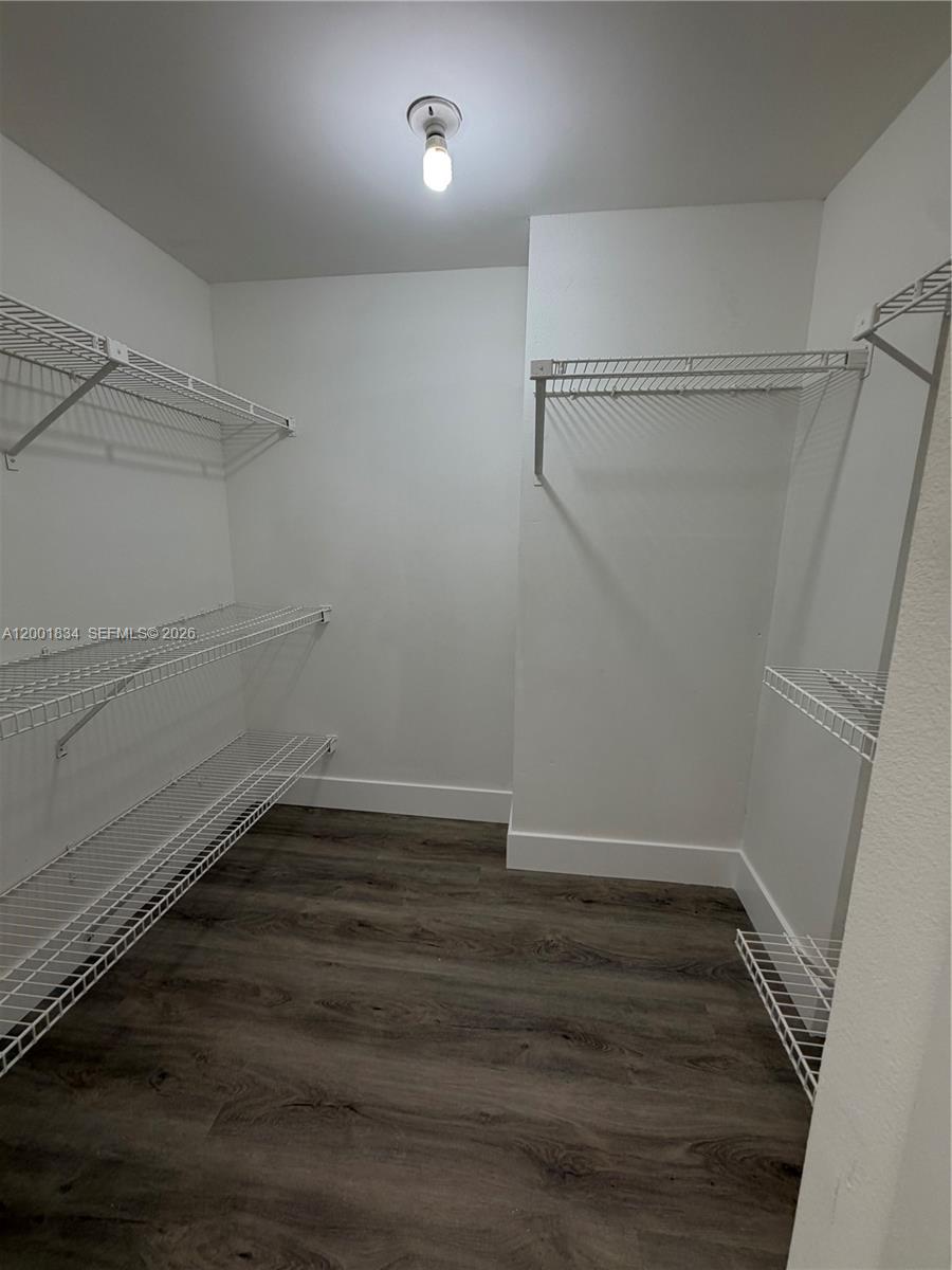 BUILDING SIX OF RACQUET C - Residential Lease