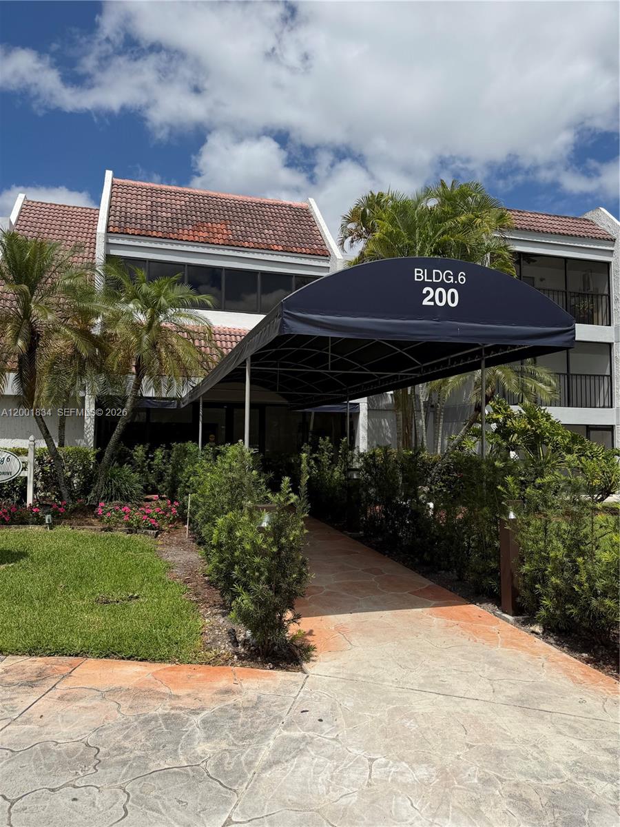 BUILDING SIX OF RACQUET C - Residential Lease