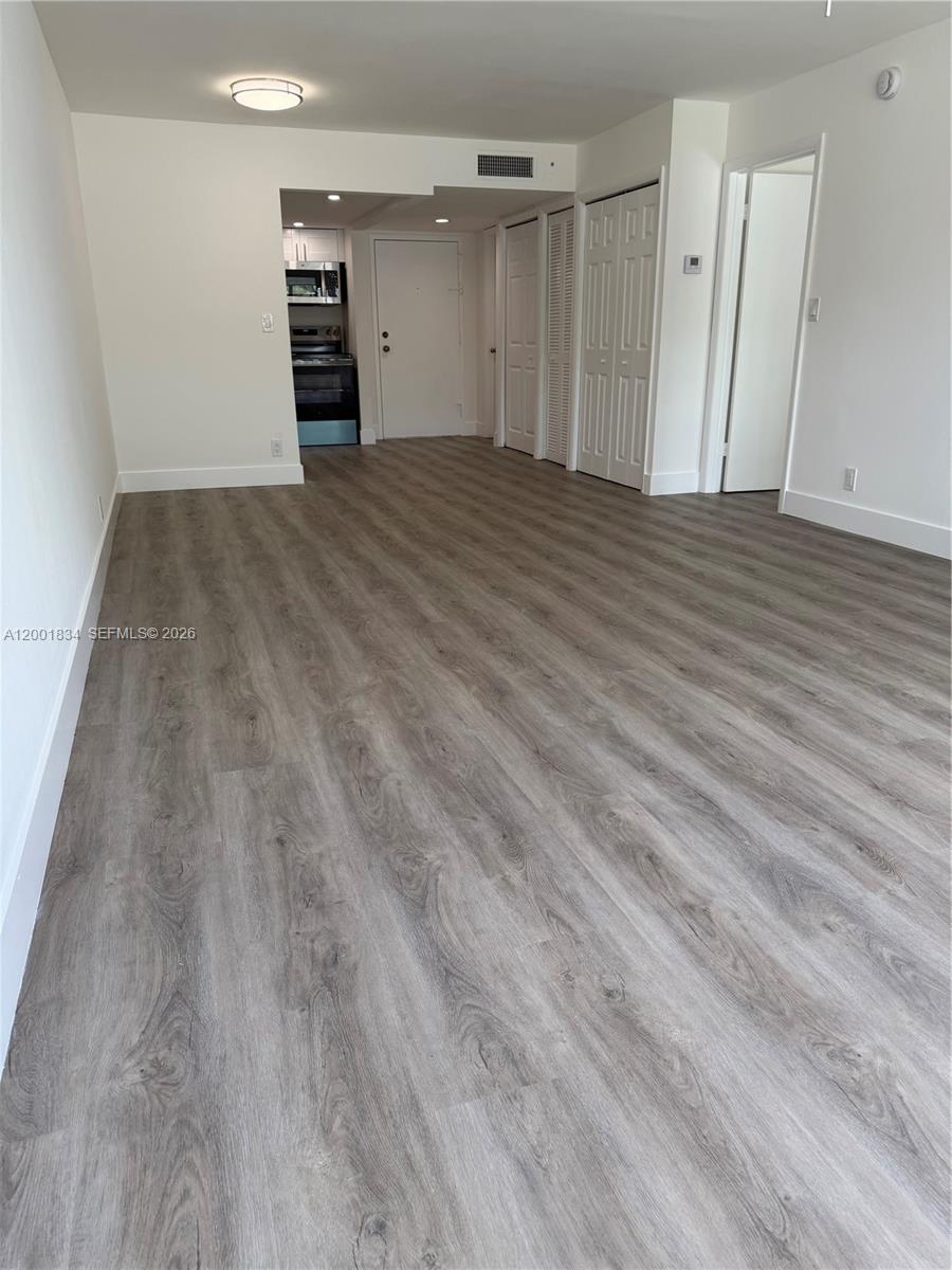 BUILDING SIX OF RACQUET C - Residential Lease