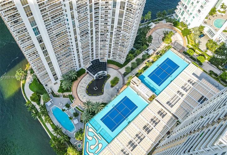 CARBONELL CONDO - Residential