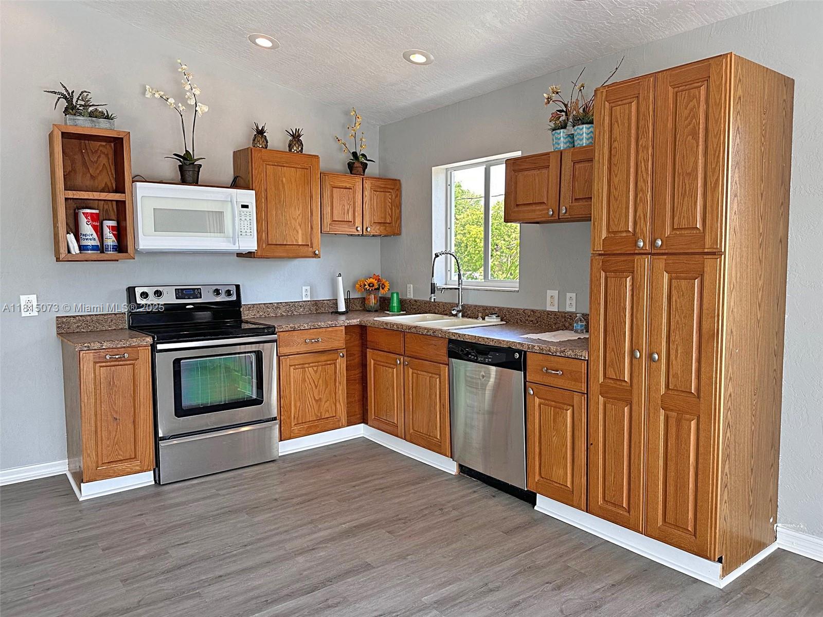 LARGO GARDENS - Residential