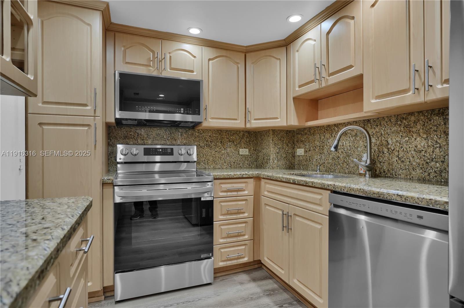 5005 Collins Ave 402