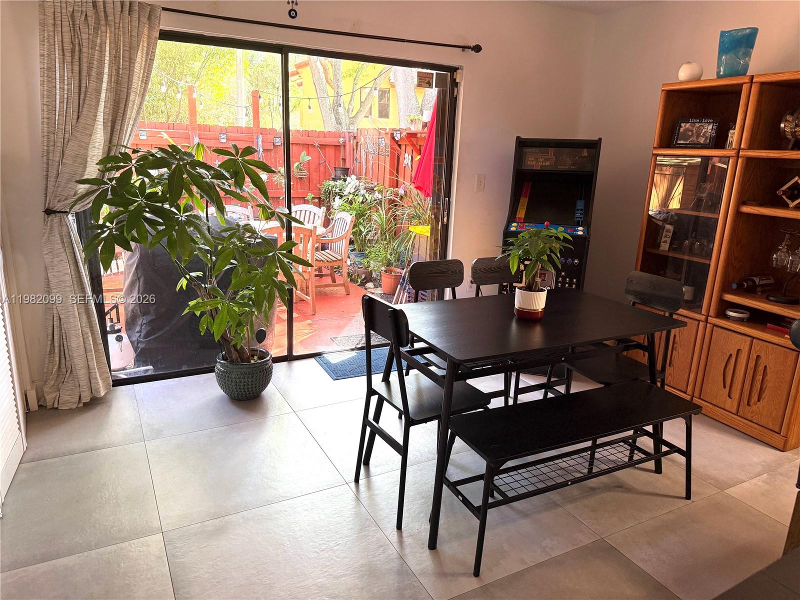 DADELAND COVE SEC 1 - Residential Lease