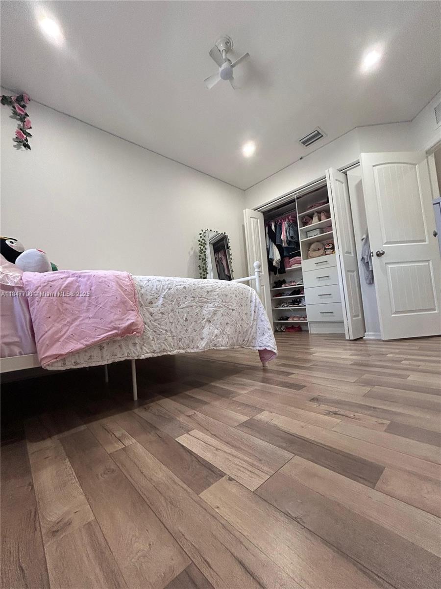 MANDARIN LAKES - Residential