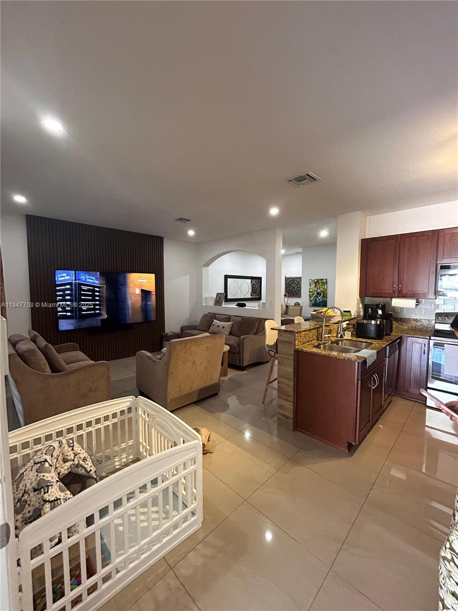 MANDARIN LAKES - Residential