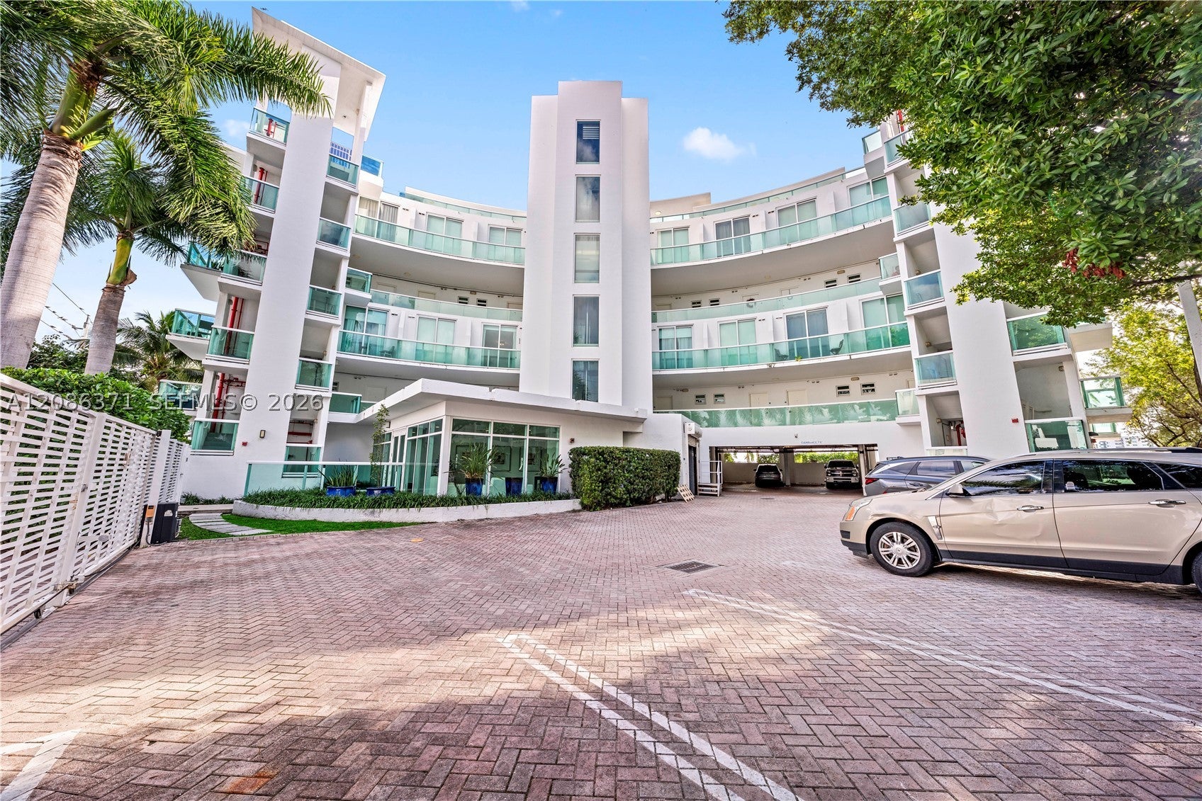 2000 Bay Dr 204