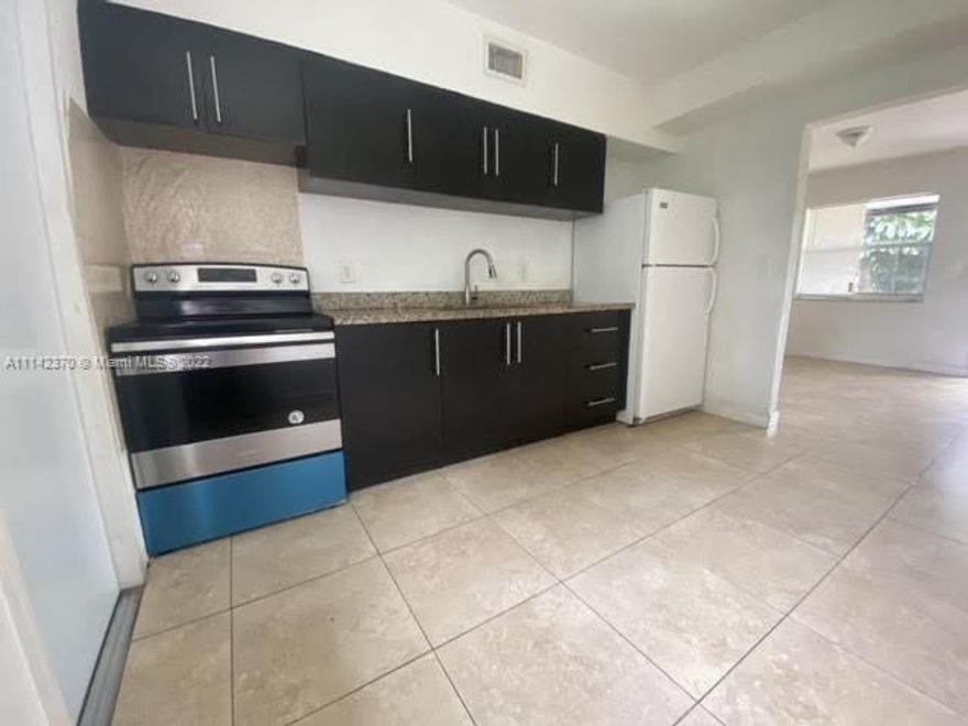 Single Family Home, fully remodeled. Features 2 bedrooms 1 bath, kitchen with granite countertops. Large back
yard perfect for a pool, to park a boat, RV or just plenty of room for kids to play. Situated close to major
expressways, downtown, shopping centers, Beaches, restaurant & more! NEW SEPTIC TANK (2019) SEE BROKERS
REMARKS FOR MORE INFORMATION.  FOR SHOWING INSTRUCTIONS PLEASE USE SHOWING TIME