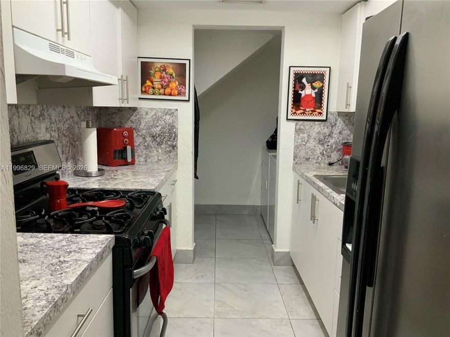 Great opportunity for investors. Spacious 2 bedrooms, 1.5 baths located right in the heart of Hialeah.
Close to Westland Mall, Palmetto expresway and school. Long term tenant, easy to show.