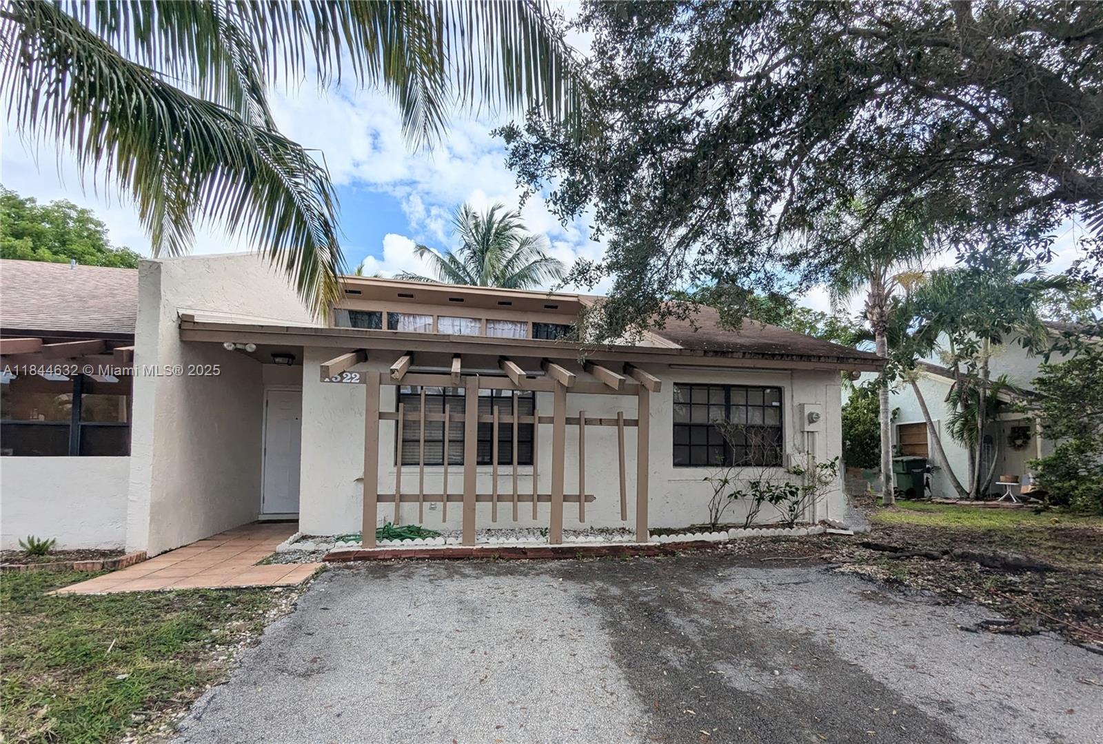 Charming 2-bedroom, 2-bath one-story villa featuring high ceilings, all-tile floors, a private fenced backyard, and a driveway. Conveniently located near major highways, shopping centers, and recreational parks. SCHEDULE A TOUR TODAY!