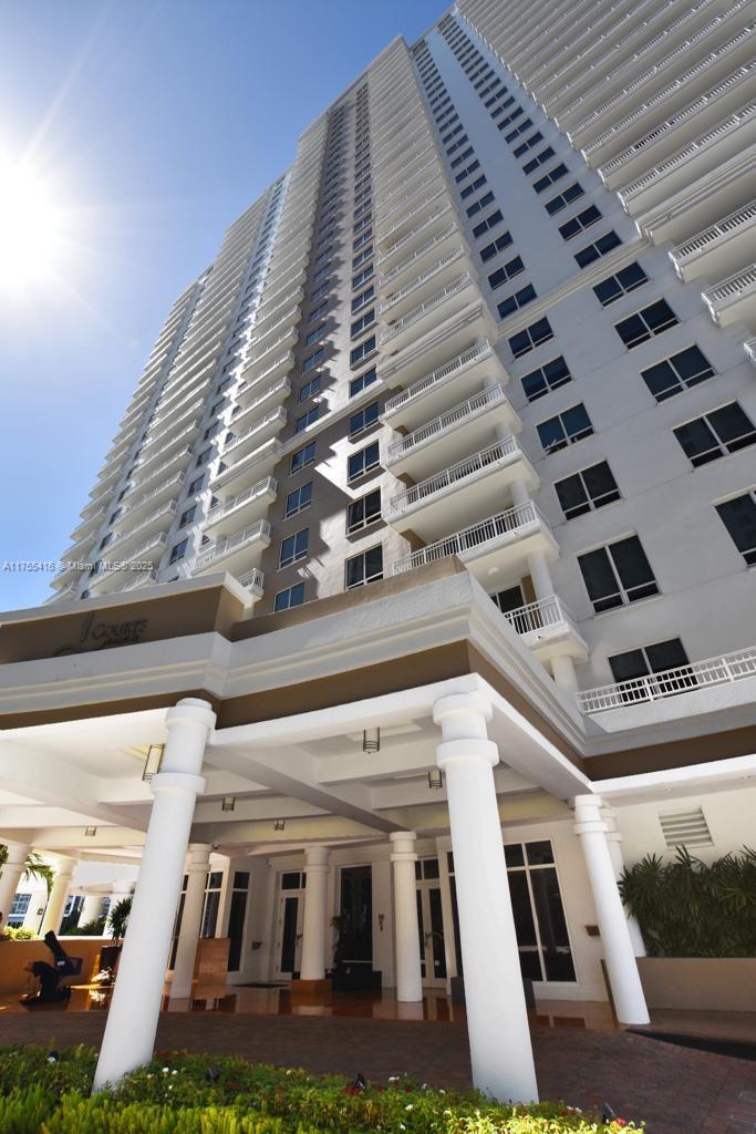 Rental Property at 801 Brickell Key Blvd 2405, Miami, Broward County, Florida - Bedrooms: 1 
Bathrooms: 2  - $3,300 MO.