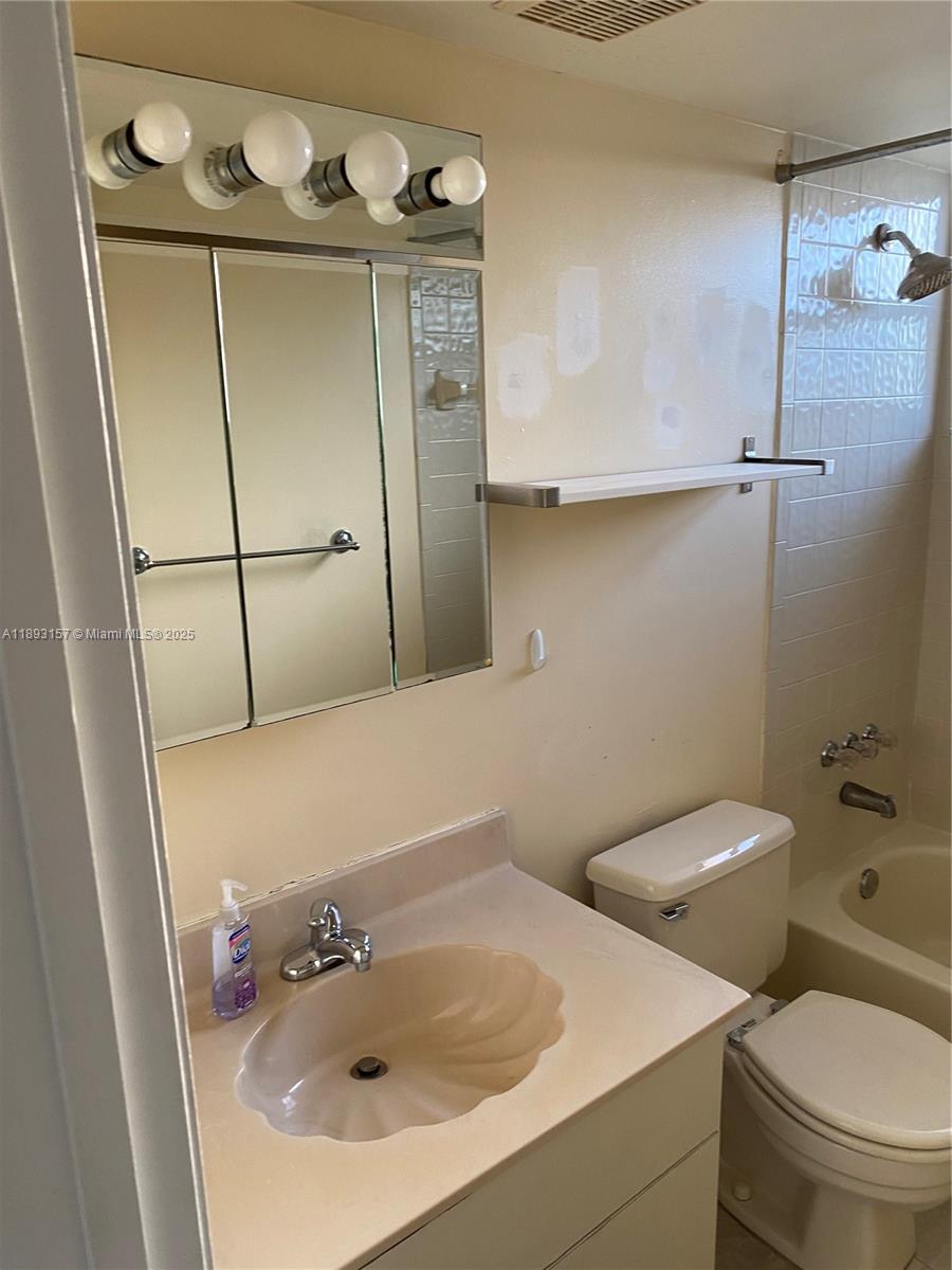 GOLDEN ISLES LAKES CONDO - Residential Lease