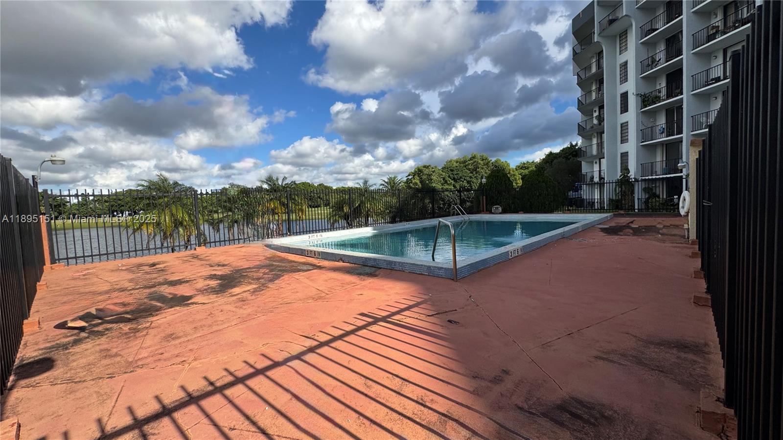 GOLFVIEW CL FONTAINBL PK - Residential Lease