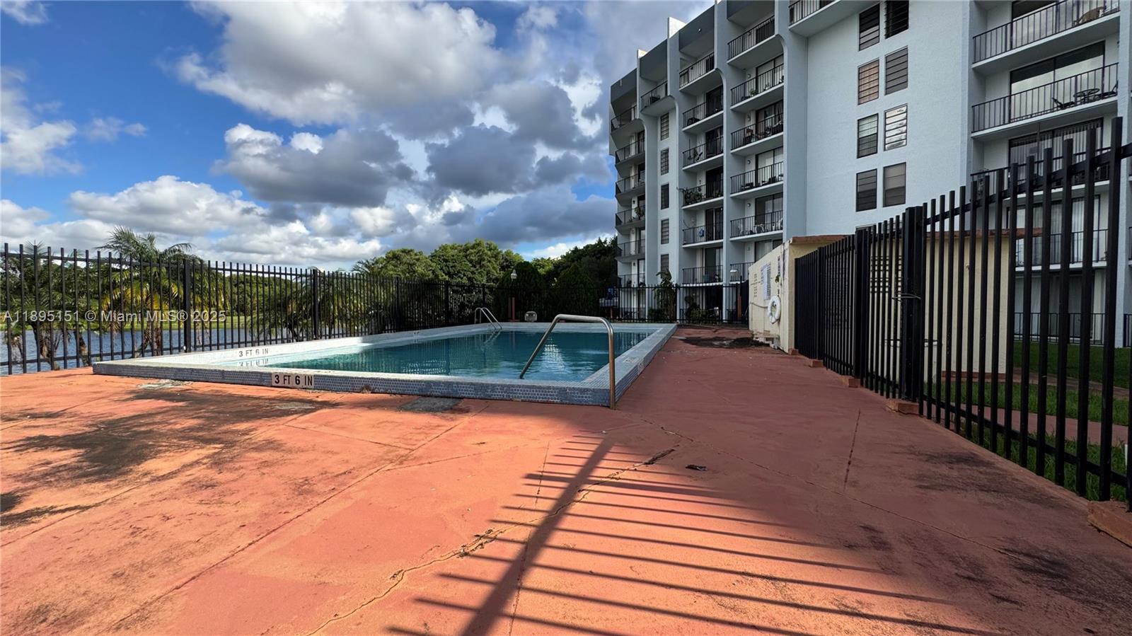 GOLFVIEW CL FONTAINBL PK - Residential Lease
