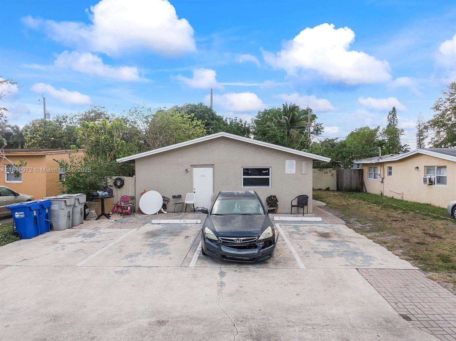 Freshly painted and ready to move in. This unit has it's own private, fenced back yard. Close to bus stops, retail and laundromats. Easy access to highway and major streets. One day approval with verified income.