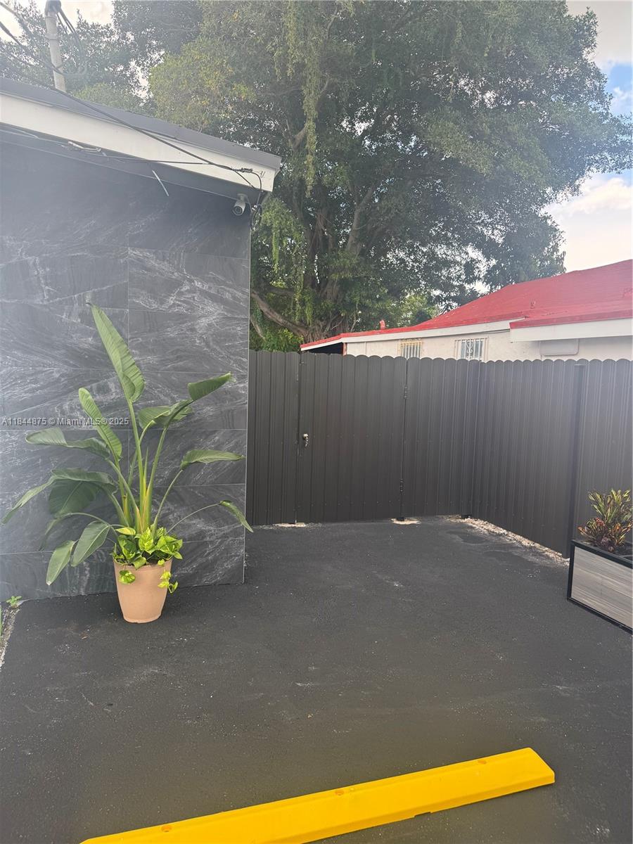 Beautiful property for Rent recently remodeled, near mayor highway , only 10 minutes away front the Miami International airport, Midtown. Pets are welcome.