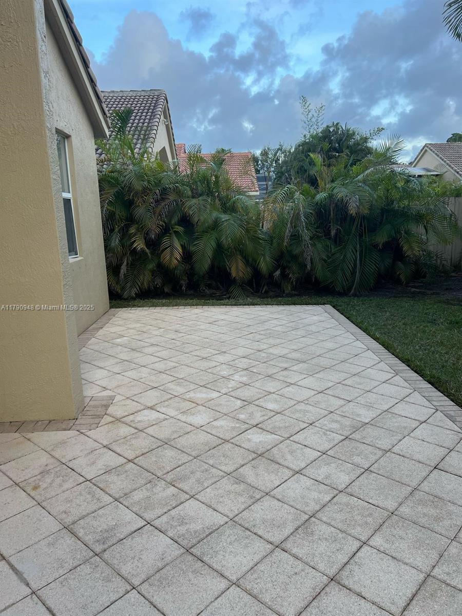 TWIN LAKES - Residential