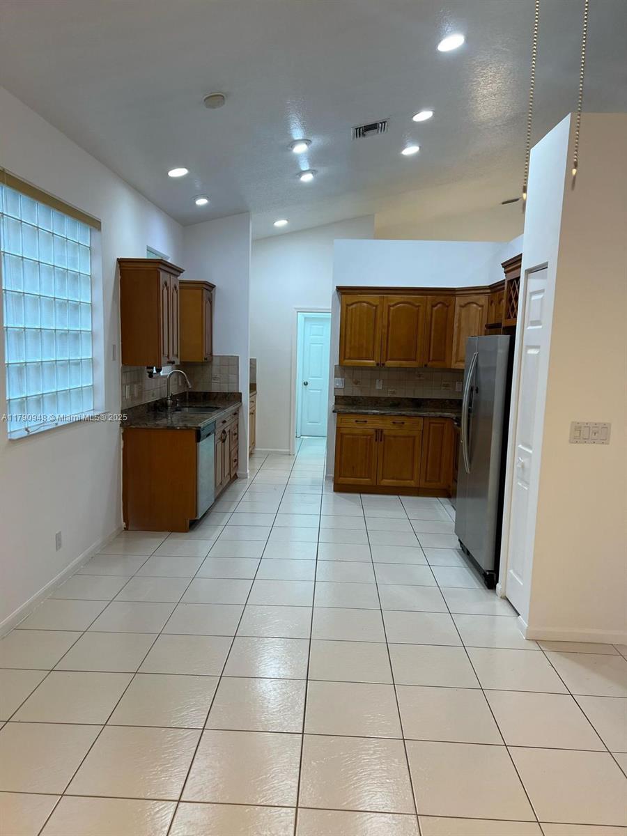 TWIN LAKES - Residential