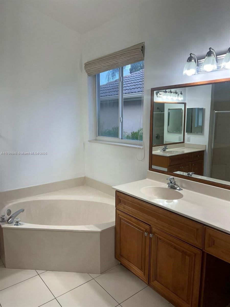 TWIN LAKES - Residential