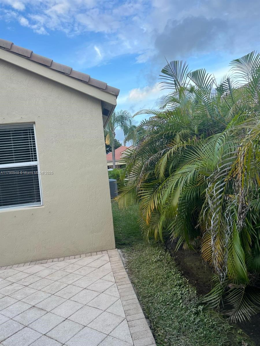TWIN LAKES - Residential