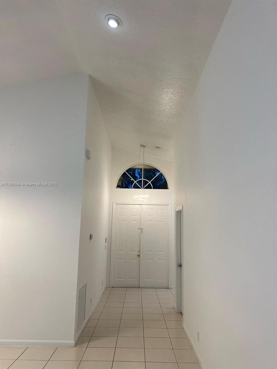 TWIN LAKES - Residential
