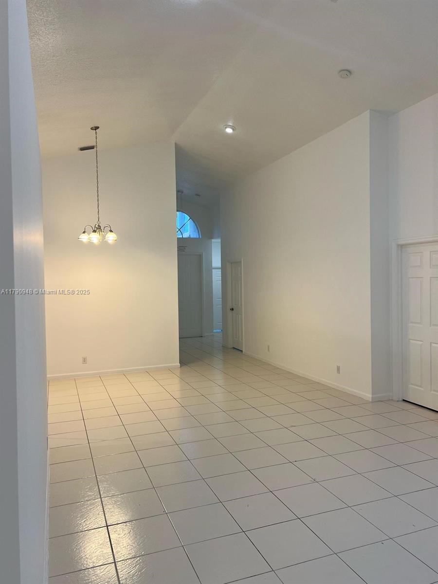 TWIN LAKES - Residential