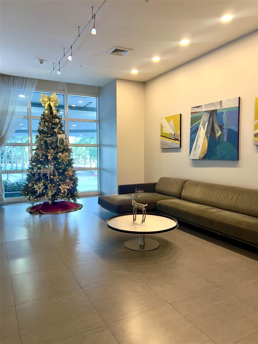 1900 N Bayshore Dr 2117