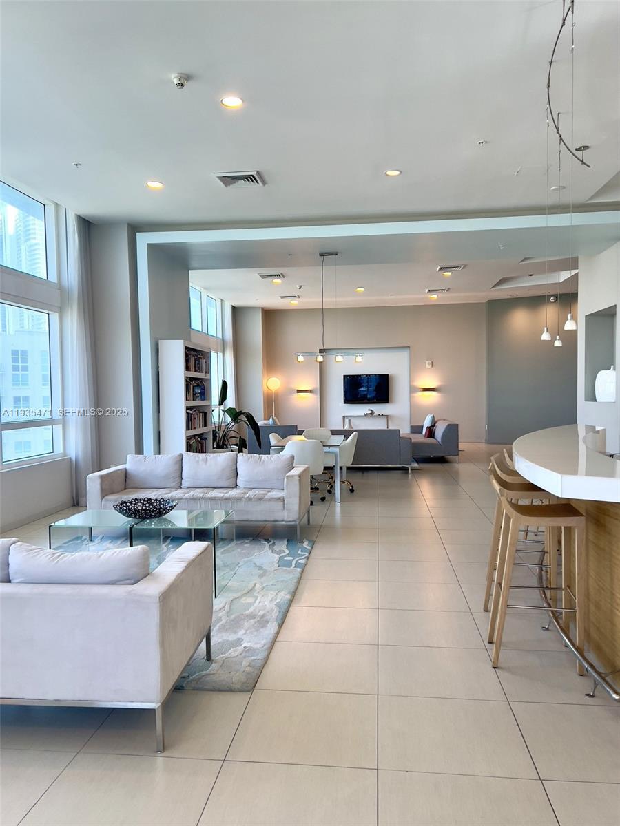 1900 N Bayshore Dr 2117