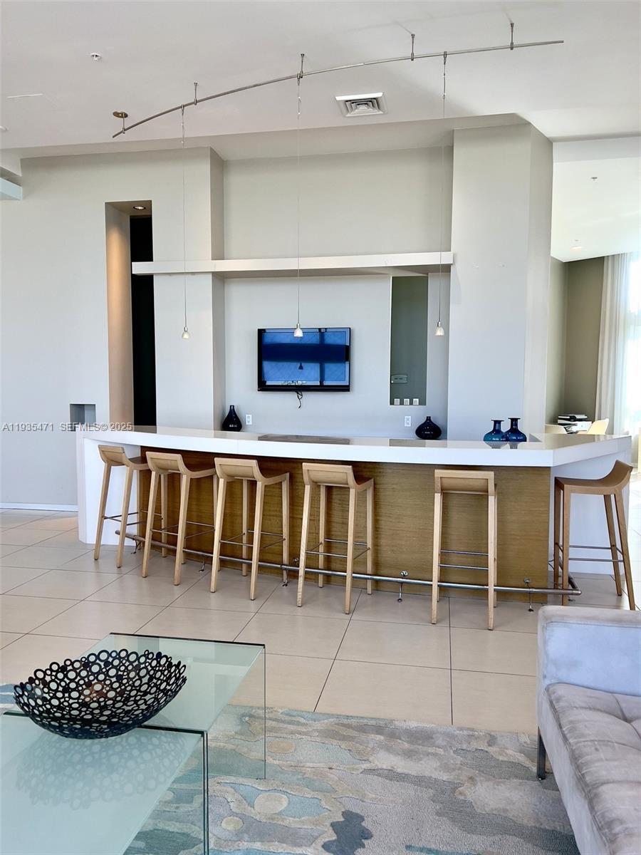 1900 N Bayshore Dr 2117