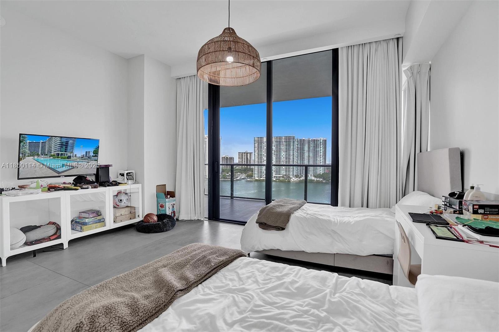 PRIVE CONDO - Residential Lease