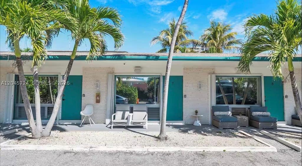 Photo of 333 Palm St, Hollywood, FL 33019 (MLS # A12045724)