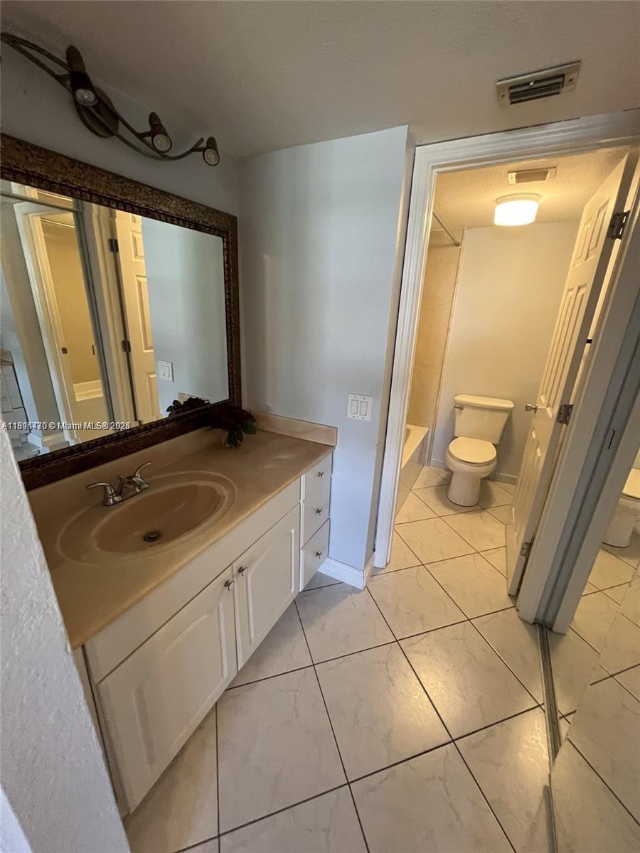 SHERWOOD SQUARE CONDOMINI - Residential Lease