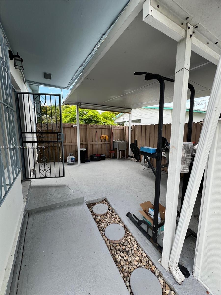Large 1/1 with Private entrance includes Master bed/bath, living room and large kitchen and roofed terrace perfect for outdoor dining, working out and grilling. Water, electricity and wifi included in rent.