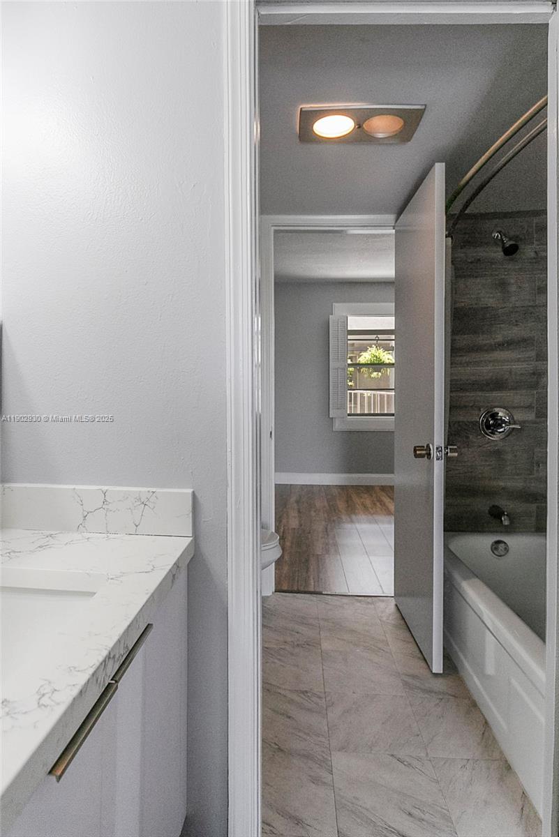 CORINTHIAN GARDENS INC CO - Residential Lease