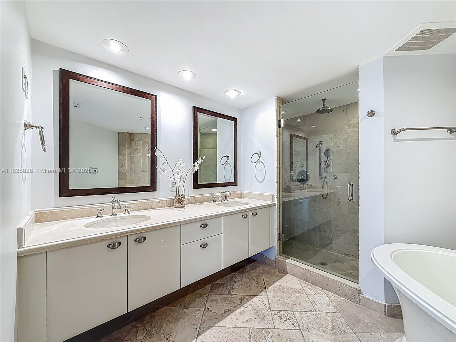 333 Las Olas Way 2501, Fort Lauderdale, FL, 33301/$895,000 4 333 Las Olas Way 2501